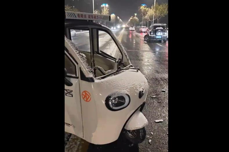 篷车对撞SUV也不虚？鲁客车辆钢铁品质登上行业热搜，这车真不孬！